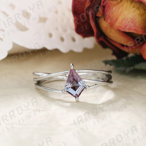 IRROYA Solitaire Green 1.35 Carat Alexandrite Stone Silver Ring Split Shank 6mm Kite Cut Purple Alexandrite Engagement Rings for Women 925 Sterling Silver June Birthstone Ring for Mom Vintage Genuine Gemstone Promise Ring for Her