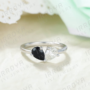 IRROYA 0.8 Carat Natural Black Onyx Ring GH 0.8CT Pear Shaped Moissanite Engagement Rings for Women Sterling Silver Toi et Moi Wedding Ring Plated by Platinum Two Stone Unique Marriage Rings for Couples 925 Silver Birthstone Gifts for Wife